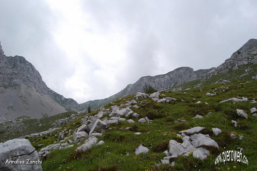 20 Dalla Val Cochetta sguardo verso il passo di Fontanamora .JPG